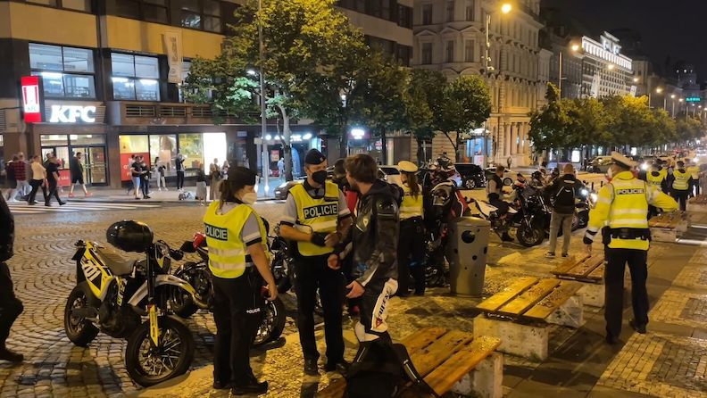 Noční Prahou projely stovky motorkářů